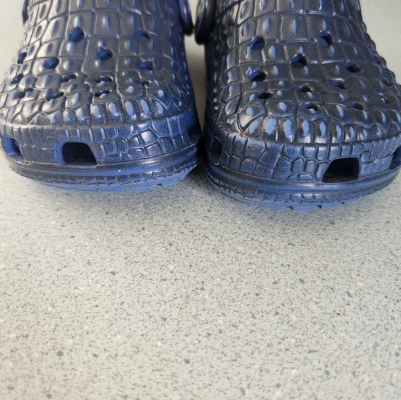 Crocs Alligator Skin Texture Toddler Size 4-5 - Picture 6 of 6